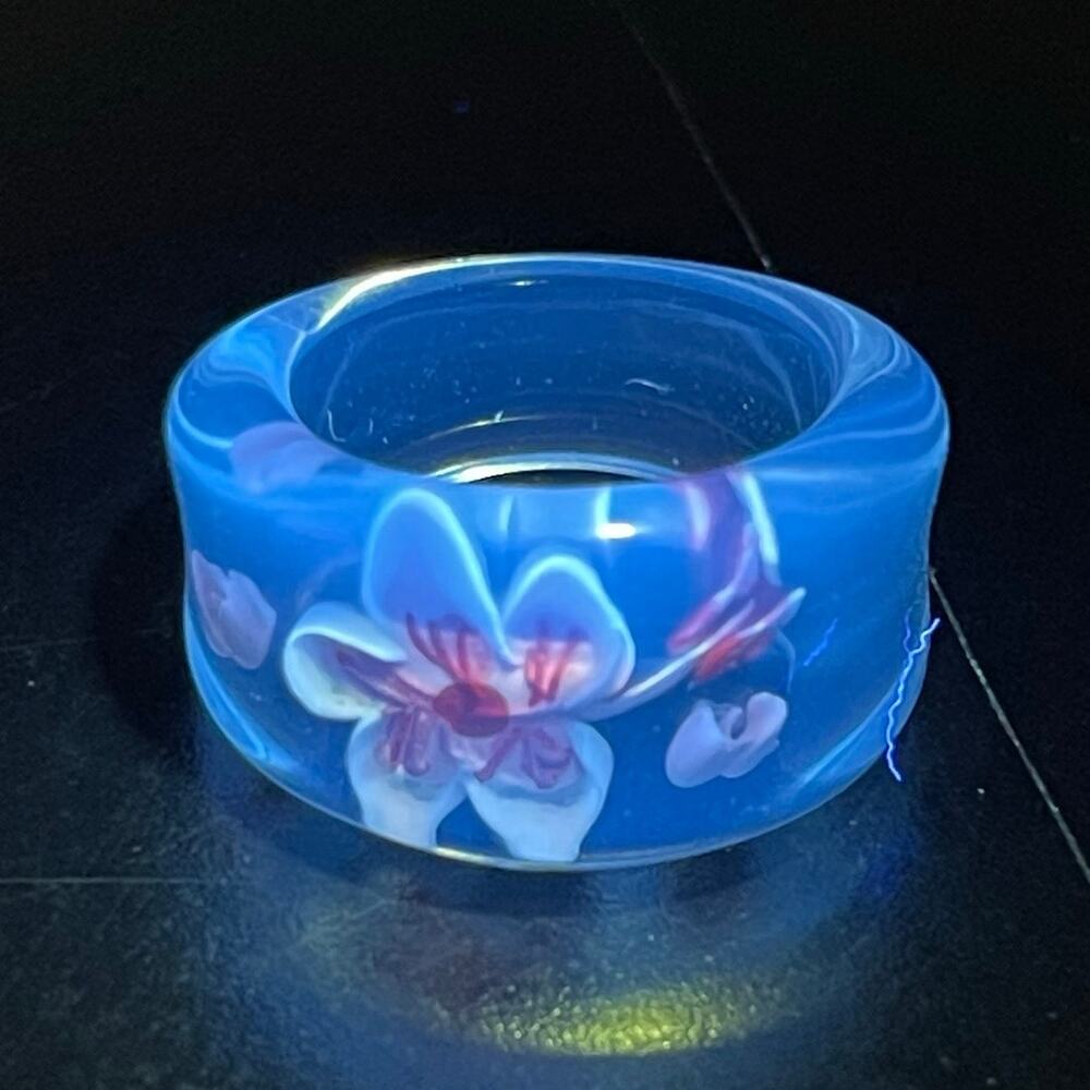 VTG Reverse Carved Lucite Band Ring Pink Flower Statement Mid Century 6 - Picture 3 of 7